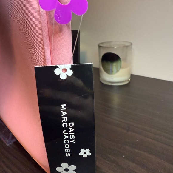 Marc Jacobs Daisy Pop Pink Floral Laptop Pouch NWT - Picture 5 of 6